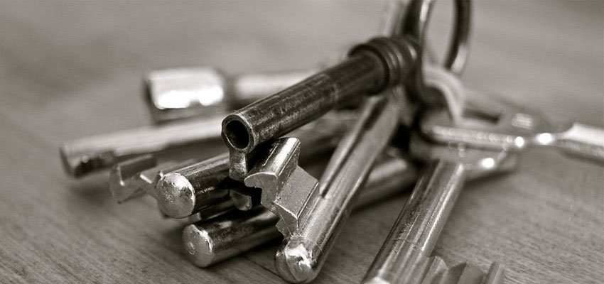 A close up view of a bunch of keys